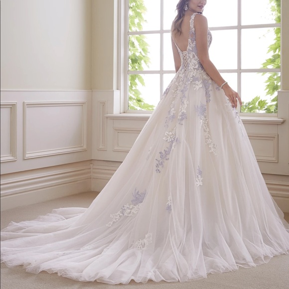 Beautiful Sophia Tolli wedding gown with veil - Picture 4 of 9